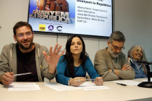 L'exlíder de Podem, Albano Dante Fachin, saluda els periodistes durant la roda de premsa conjunta amb la CUP