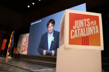 El cap de llista de JxCat, Carles Puigdemont, connecta en directe des de Brussel·les a l'acte de la candidatura al Palau de Congressos de Girona