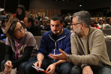 El candidat de la CUP, Carles Riera, parla amb els exdiputats Quim Arrufat i Eulàlia Reguant