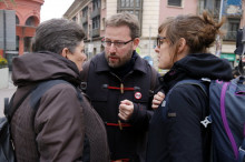 El candidat de la CUP Vidal Aragonés, número tres de la llista per Barcelona, conversa amb les exdiputades Gabriela Serra i Mireia Vehí