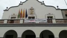 La pancarta a l'Ajuntament de Cerdanyola
