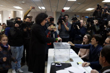 Moment en què Marta Rovira diposita el vot a l'urna al col·legi electoral de l'Associació-Casal Mossèn Guiteras de Vic