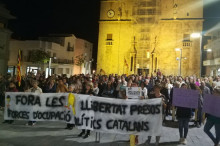 Una imatge dels manifestants en contra de la presència de la Guàrdia Civil davant de l'Ajuntament de l'Escala