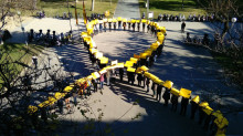 Imatge general del llaç groc que han format treballadors del Departament de Salut