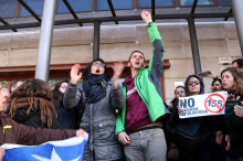 Els dos regidors de la CUP de Reus, Oriol Ciurana i Marta Llorens, celebren quedar en llibertat a les portes dels Jutjats de Reus