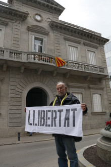 En Josep ha demanat la llibertat pels "presos polítics" davant l'Ajuntament de Banyoles