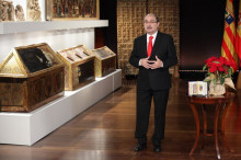 Pla obert on es pot veure el president d'Aragó, Javier Lambán, durant el discurs de Cap d'Any al costat de les obres de Sixena