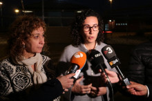 La secretària general d'ERC, Marta Rovira (dreta) i la diputada al Congrés Ester Capella, a la sortida d'Estremera