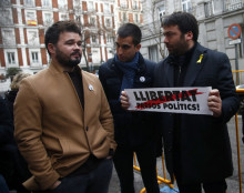 El diputat d'ERC al Congrés, Gabriel Rufián, a les portes del Suprem per donar suport a Oriol Junqueras
