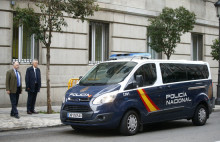 Imatge del furgó de la policia espanyola amb Oriol Junqueras a dins arribant a la porta del Tribunal Suprem
