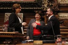 Pla conjunt de l'alcaldessa de Barcelona, Ada Colau, conversant amb el líder d'ERC, Alfred Bosch, i la tinenta d'alcaldia Laia Ortiz