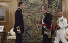El rei Joan Carles imposa a Felip VI la banda que l'erigeix com a cap de les forces armades
