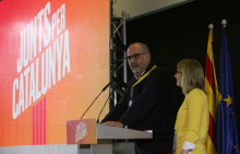 El portaveu de JxCat, Eduard Pujol, amb la directora de la campanya, Elsa Artadi, en una primera compareixença després del tancament dels col·legis electorals el 21-D