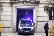 Moment de la sortida del furgó policial del Tribunal Suprem amb Oriol Junqueras a dins