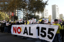 Treballadors del Departament de Territori al semàfor del principi del carrer de Numància amb una pancarta amb el lema 'No al 155' i cartells amb 'Llibertat presos polítics'