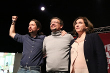 El cap de files dels comuns, Xavier Domènech, entre Pablo Iglesias i Ada Colau