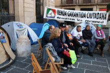 Pla general d'un grup de ciutadans fent vaga de fam a la Plaça de Sant Jaume de Barcelona per reivindicar la Renda Garantida de Ciutadania