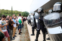 Cordó policial de Guàrdies Civils antiavalots, davant del Pavelló Firal de Roquetes, impedint el pas dels ciutadans i protegint-se amb els escuts