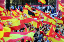 Un mar de banderes espanyoles amb els membres de Societat Civil Catalana al fons, en la manifestació unionista