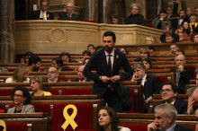Pla sencer de Roger Torrent aixecant-se del seu escó per prendre possessió del càrrec de president de mesa del Parlament