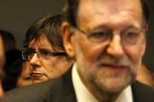 Primer plànol de Carles Puigdemont darrer de Mariano Rajoy