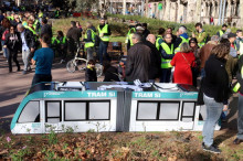 Un tramvia de cartró en la marxa per defensar la unió del TramBesòs i el TramBaix