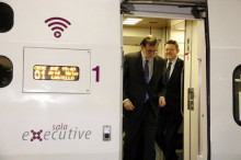 El president del govern espanyol Mariano Rajoy baixa del tren AVE a l'estació de Castelló. Al seu darrere el president de la Generalitat Valenciana Ximo Puig.