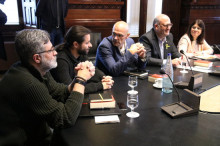 El diputat de la CUP, Carles Riera; els diputats d'ERC; Gerard Gómez del Moral i Raül Romeva; el portaveu de JXCat, Eduard Pujol, i la diputada del mateix partit Gemma Geis