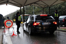 Efectius de la policia espanyola aturant un vehicle al punt de control que han establert al Pertús