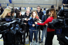 Pla obert de la coordinadora general del PDeCAT, Marta Pascal, atenent als mitjans de comunicació a Alcoletge