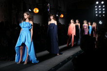 Pla general de la desfilada 'Milennial Couture' de Ze García a la 080 Barcelona Fashion