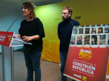 Imatge de la portaveu del SN, Núria Gibert, i el diputat de la CUP Vidal Aragonés en roda de premsa