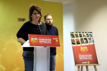La portaveu del secretariat nacional de la CUP en funcions, Núria Gibert, i el diputat Vidal Aragonés