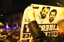 Una pancarta en favor de la llibertat de Jordi Sánchez i Jordi Cuixart, a la concentració dels CDR a les portes de la Delegació del govern espanyol a Catalunya