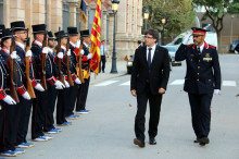 Carles Puigdemont i el Major Trapero passant llista