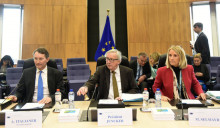 L'actual secretari general, Alexander Italianer, el president de la CE Jean-Claude Juncker i la que serà la nova cap de gabinet Clara Martinez Alberola