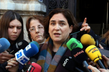 L'alcaldessa de Barcelona, Ada Colau, atén els mitjans a les portes del Conservatori Municipal de Música