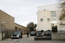Agents i vehicles de la Guàrdia Civil a la seu d'Unipost, a l'Hospitalet de Llobregat, el 14 de desembre del 2017