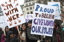 Dones amb pancartes reivindicatives durant la marxa a Londres el diumenge 4 de març