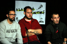 D'esquerra a dreta: Valtònyc, Pablo Hasél i Elgio en la taula rodona al casal Can Capablanca de Sabadell, el 3 de març del 2018