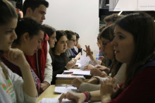 Imatge propera d'alumnes i estudiants demanant informació sobre els estudis universitaris al Saló de l'Ensenyament de Barcelona