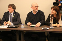 Carles Puigdemont, amb els diputats de Junts per Catalunya Eduard Pujol i Laura Borràs
