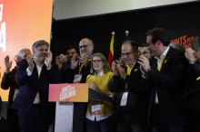 Celebració a Junts per Catalunya a l'hotel on han seguit la nit electoral amb Elsa Artadi, Eduard Pujol i els consellers destituïts Josep Rull i Jordi Turull aplaudint