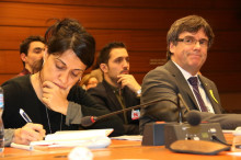 El cap de files de JxCat, Carles Puigdemont, i l'exdiputada de la CUP Anna Gabriel