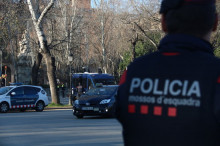Imatge d'un agent dels Mossos d'Esquadra d'esquena i al fons l'accés al recinte de la CIutadella tancat