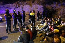 Pla obert d'un agent dels mossos informant a les persones que tallaven l'autovia A-7, a Tarragona, que els desallotjarien per la força
