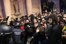 Els Mossos d'Esquadra contenint els concentrats a la porta de la subdelegació del govern a Lleida