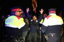 Manifestants i mossos durant un dels talls de carretera als accessos de Tarragona