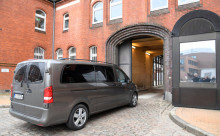 Un vehicle, que suposadament porta Carles Puigdemont, entra a la presó alemanya de Neumünster