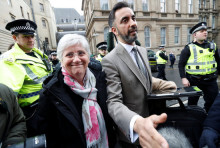 Clara Ponsatí i l'advocat Aamer Anwar surten després que el jutge l'hagi deixat en llibertat amb cautelars